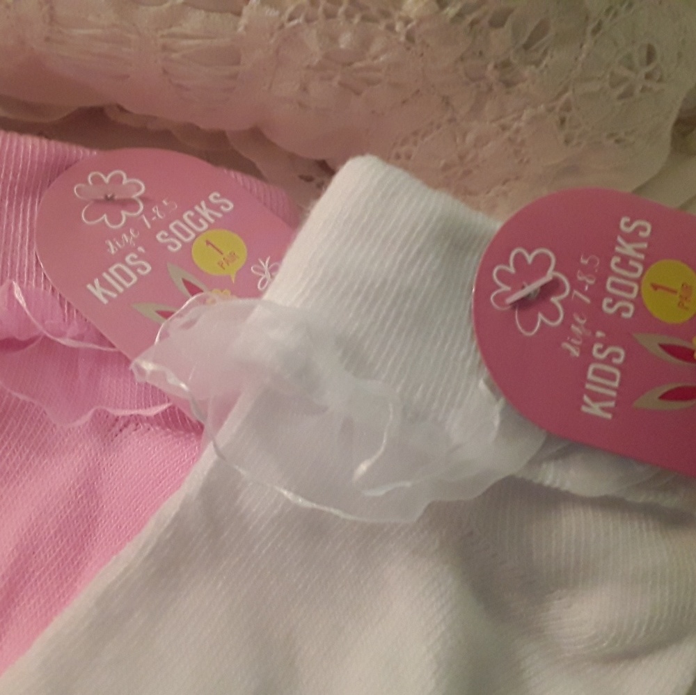 NWT 4 PAIRS OF  GIRLS DRESS SOCKS, SIZE 7 - 8.5 - Picture 2 of 5